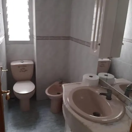 Pequena En Piso Compartido Con 2 Adultos Walencja