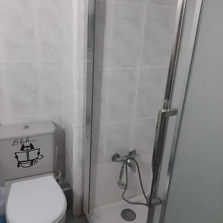 Pequena En Piso Compartido Con 2 Adultos Walencja