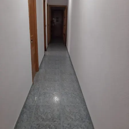Pequena En Piso Compartido Con 2 Adultos Kwatera prywatna