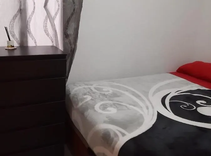 Pequena En Piso Compartido Con 2 Adultos *