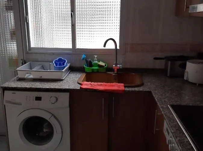 Pequena En Piso Compartido Con 2 Adultos Alloggio in famiglia *