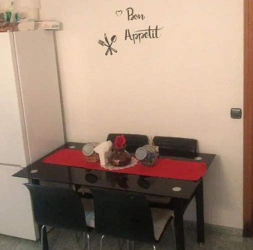 Pequena En Piso Compartido Con 2 Adultos Alloggio in famiglia