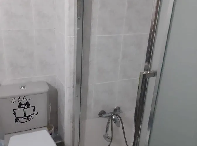 Pequena En Piso Compartido Con 2 Adultos Valenza