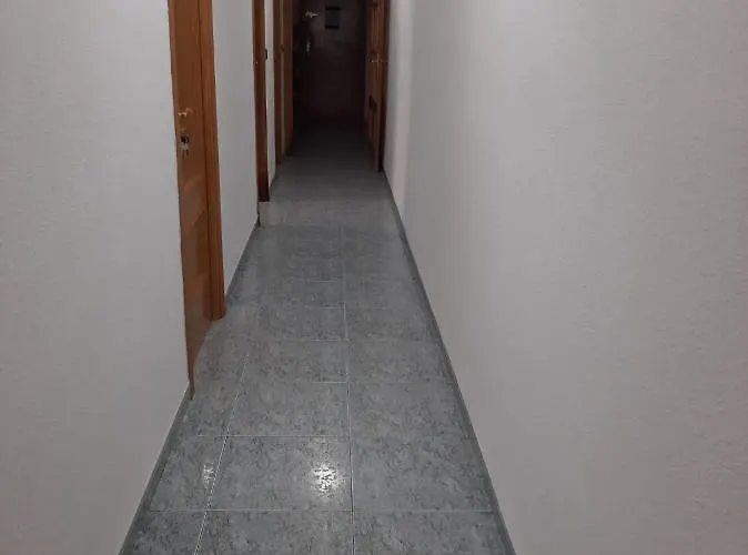 Pequena En Piso Compartido Con 2 Adultos Alloggio in famiglia