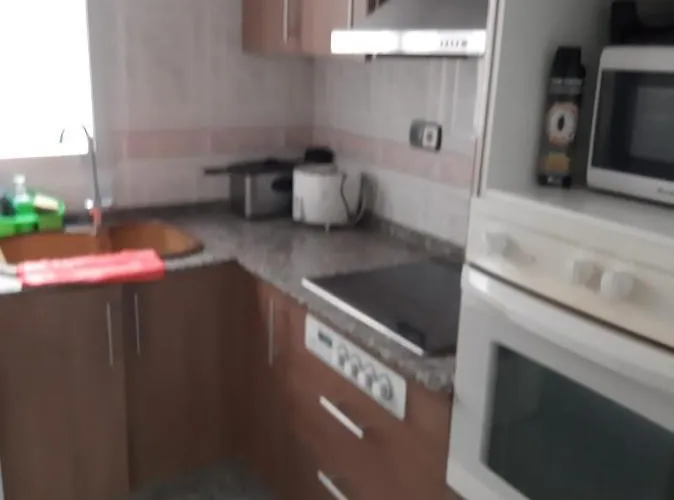 Pequena En Piso Compartido Con 2 Adultos Alloggio in famiglia *