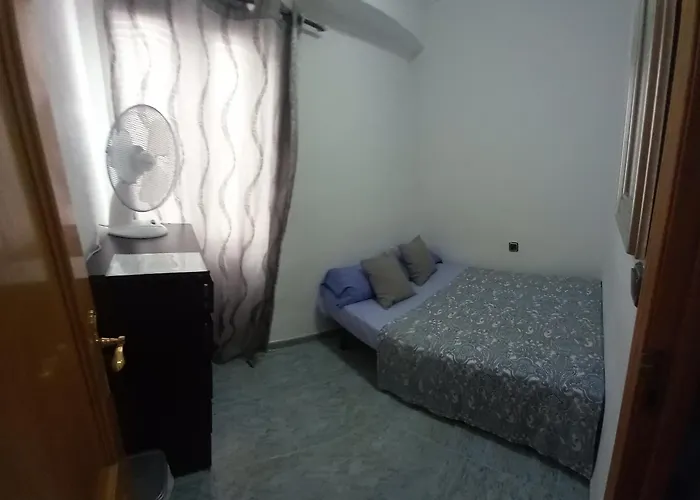 Pequena En Piso Compartido Con 2 Adultos *
